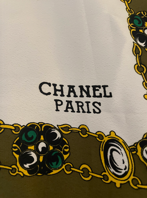 Foulard Chanel en soie 85cm motif à bijoux