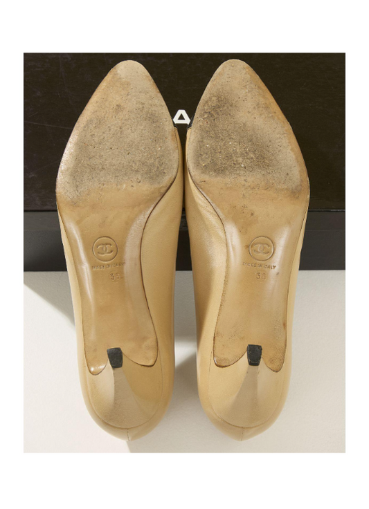 Escarpins Chanel beige à bouts noirs T. 38