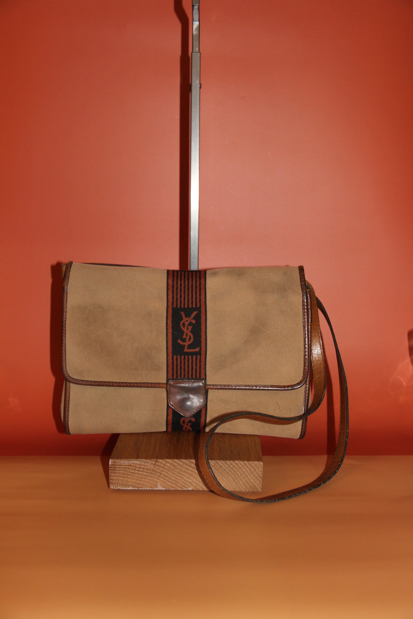 Sac bandoulière Yves Saint Laurent monogramme en toile beige