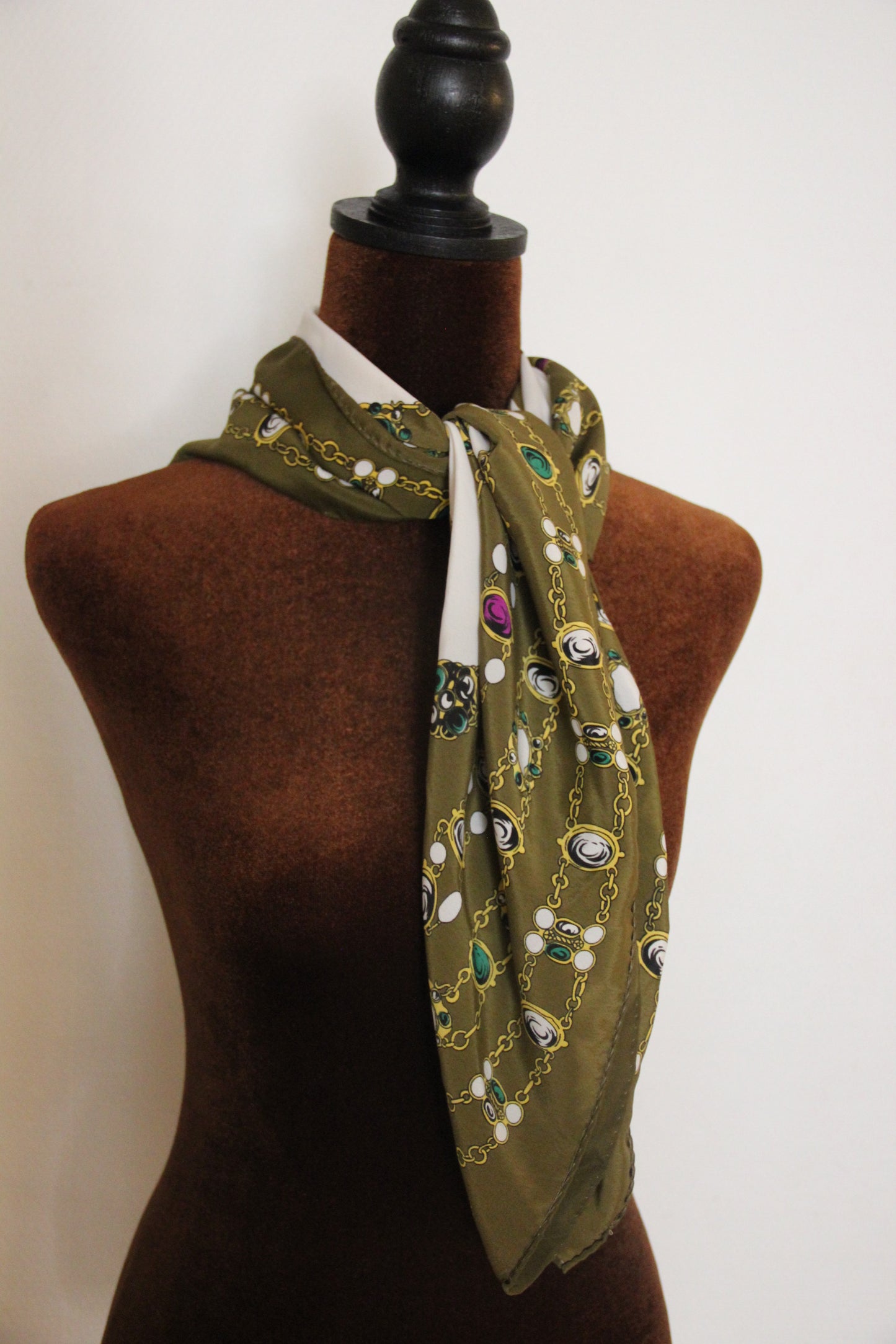 Foulard Chanel en soie 85cm motif à bijoux