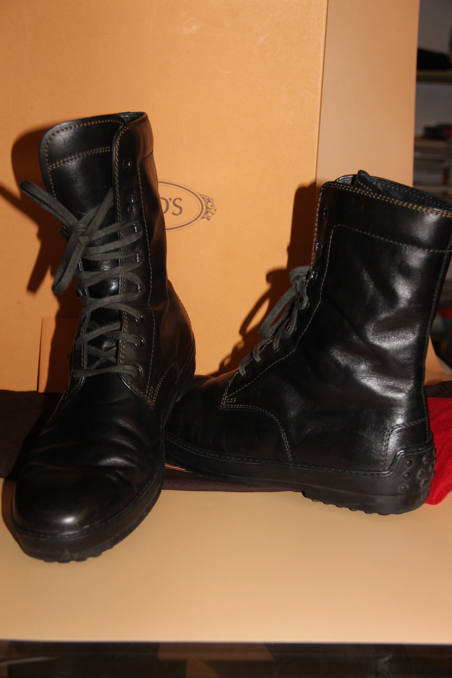 Bottines TOD's modèle Gommino en cuir noir pour Homme T.43