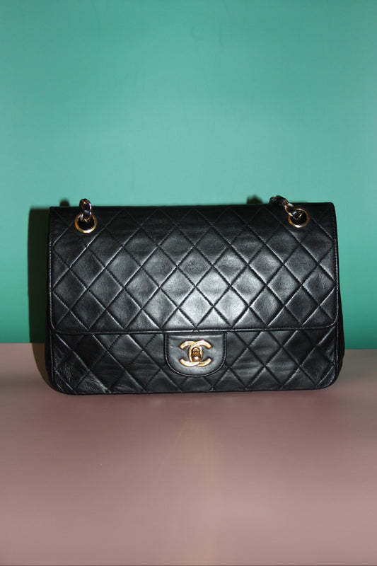 Iconique CHANEL Timeless noir avec carte d'authenticité