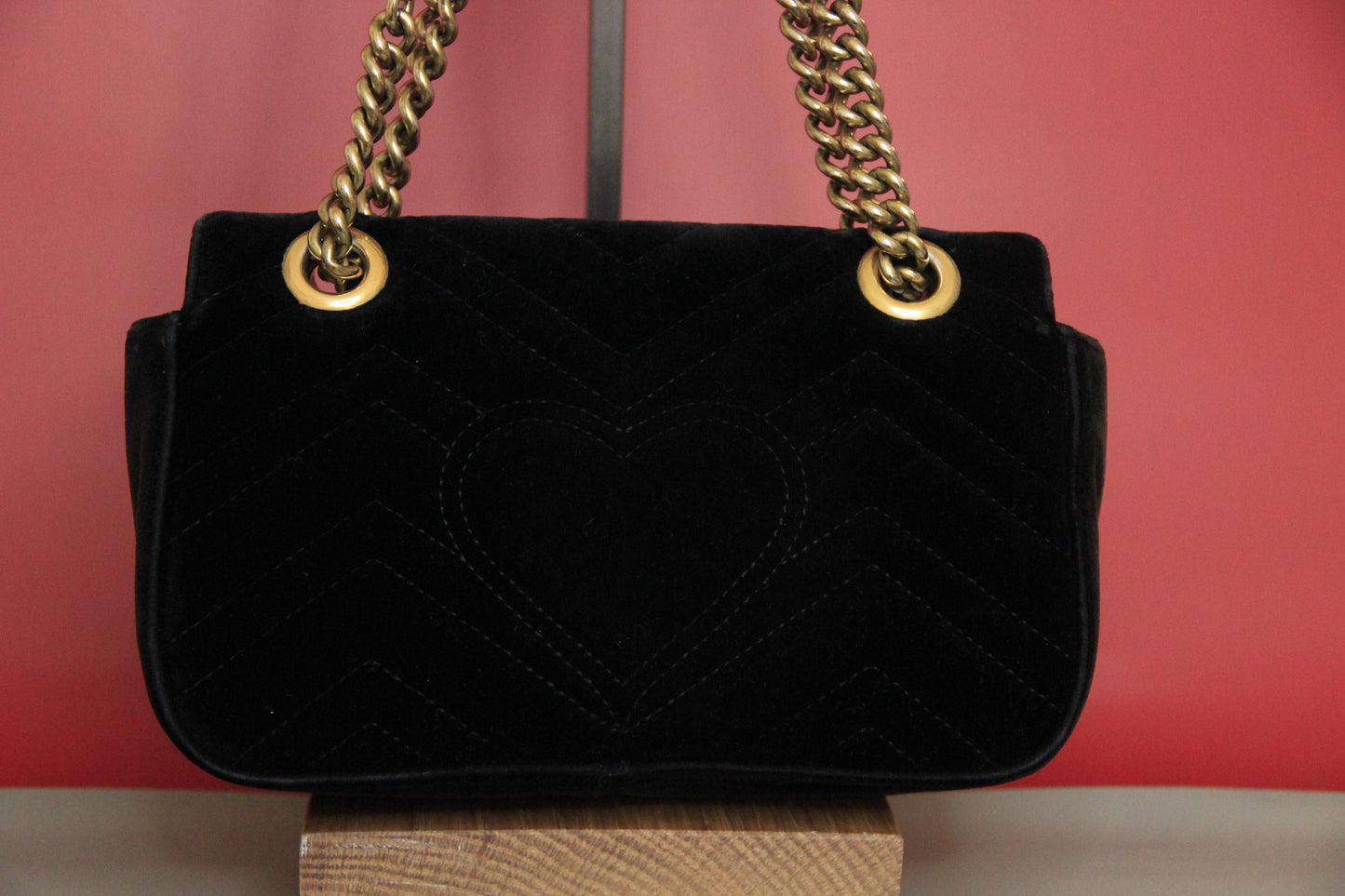 Sac à main GUCCI en velours marron, modèle Marmont