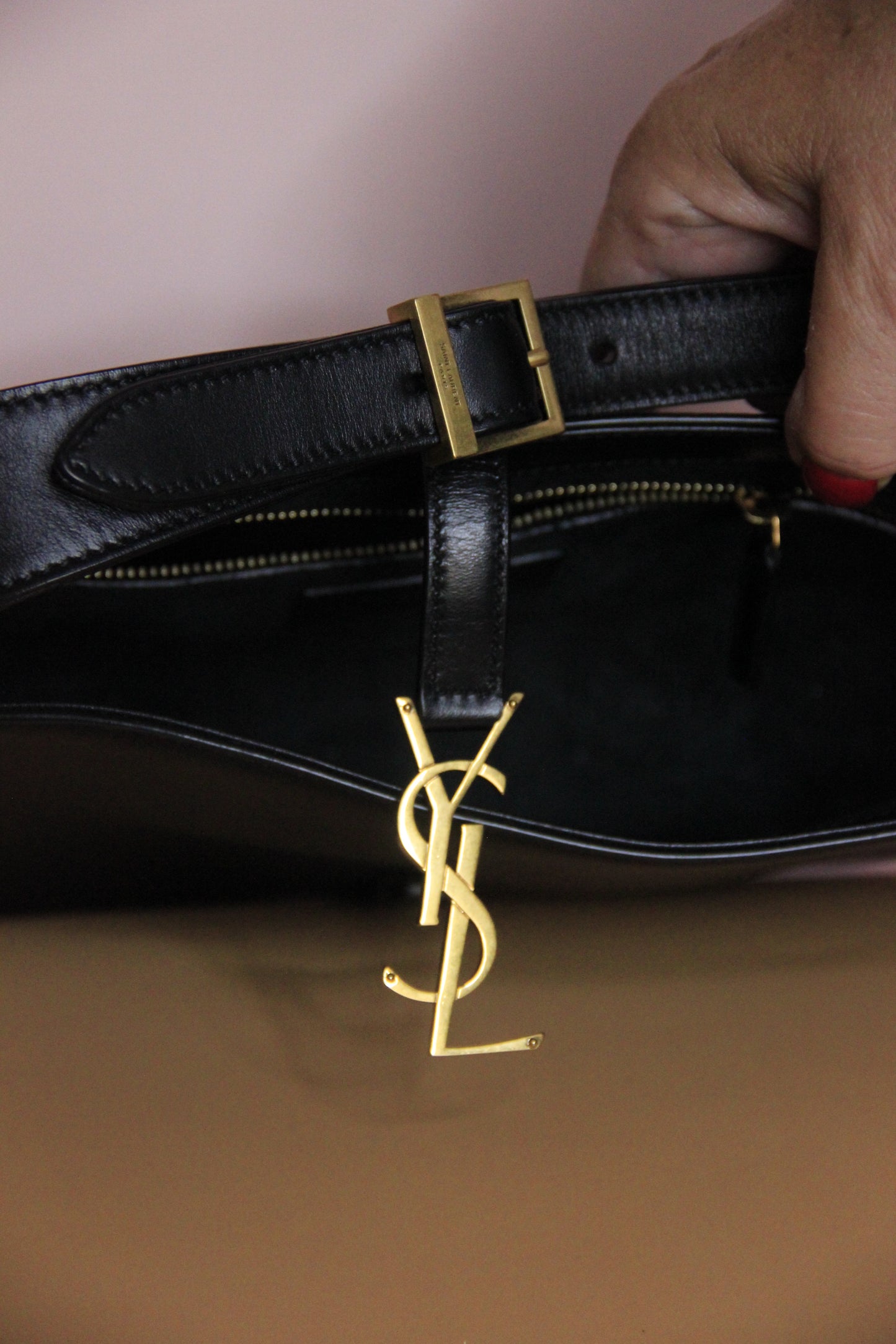 Sac à main Yves Saint Laurent modèle '5 À 7' en cuir noir