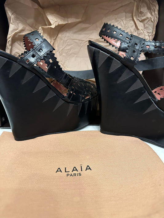 Sandales ALAÏA modèle Laser Cut, en cuir noir T. 38