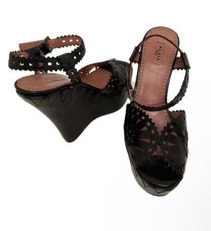 Sandales ALAÏA modèle Laser Cut, en cuir noir T. 38