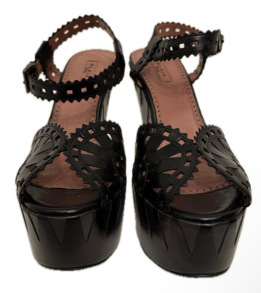 Sandales ALAÏA modèle Laser Cut, en cuir noir T. 38
