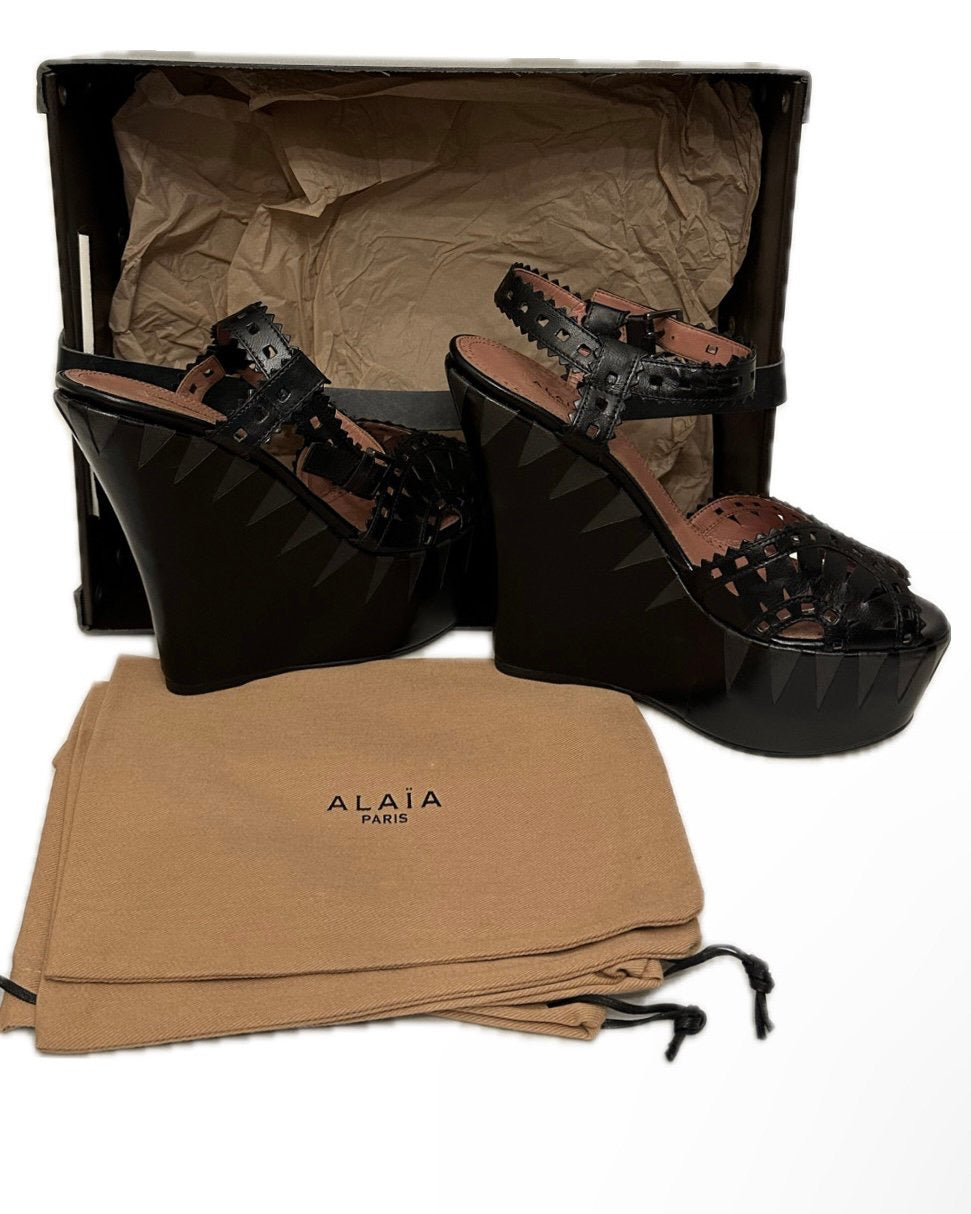 Sandales ALAÏA modèle Laser Cut, en cuir noir T. 38