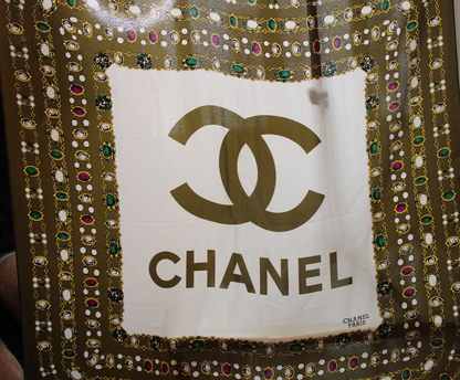 Foulard Chanel en soie 85cm motif à bijoux