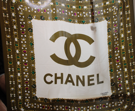Foulard Chanel en soie 85cm motif à bijoux
