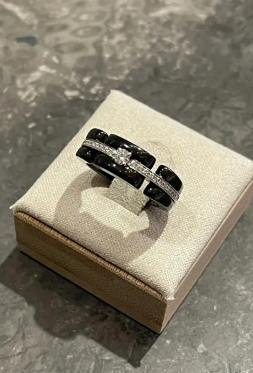 Bague CHANEL 'Ultra' diamants et or blanc, céramique noir, Taille classique 51