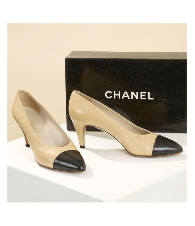 Escarpins Chanel beige à bouts noirs T. 38