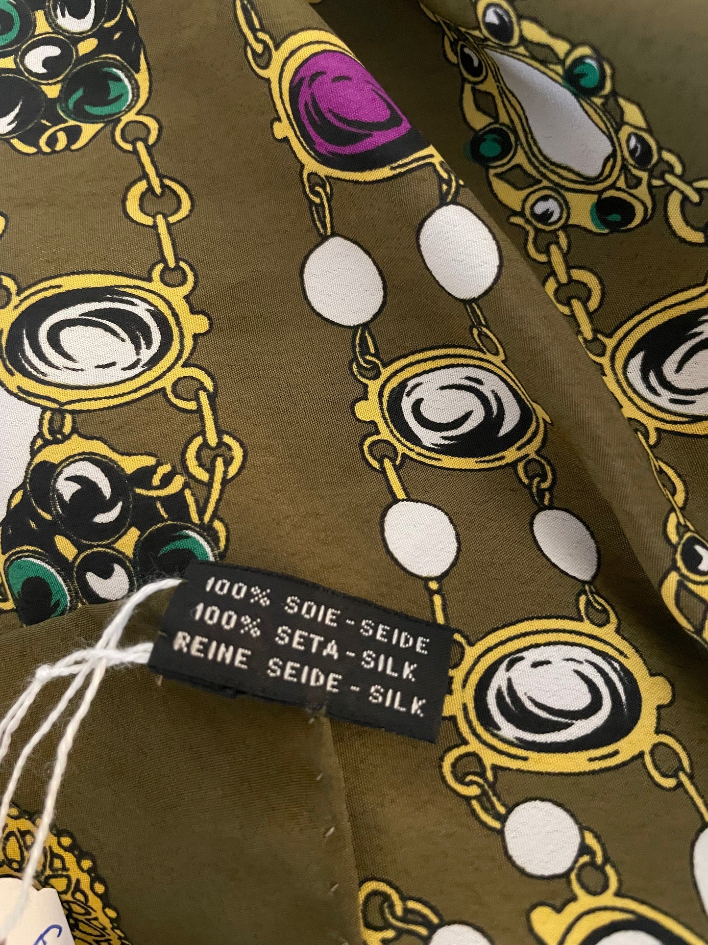 Foulard Chanel en soie 85cm motif à bijoux