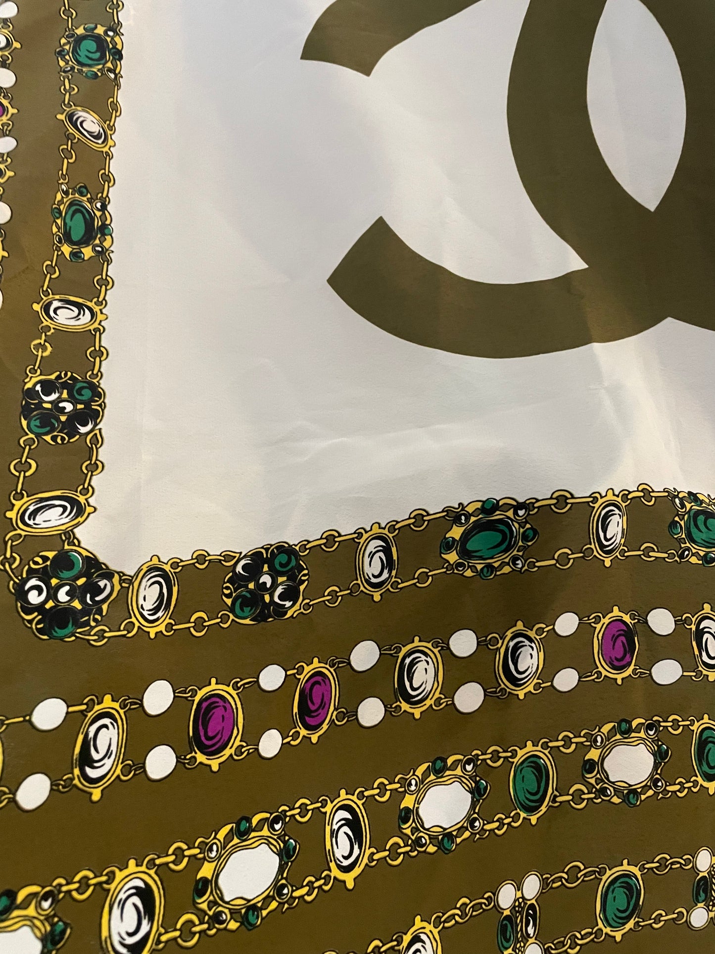 Foulard Chanel en soie 85cm motif à bijoux