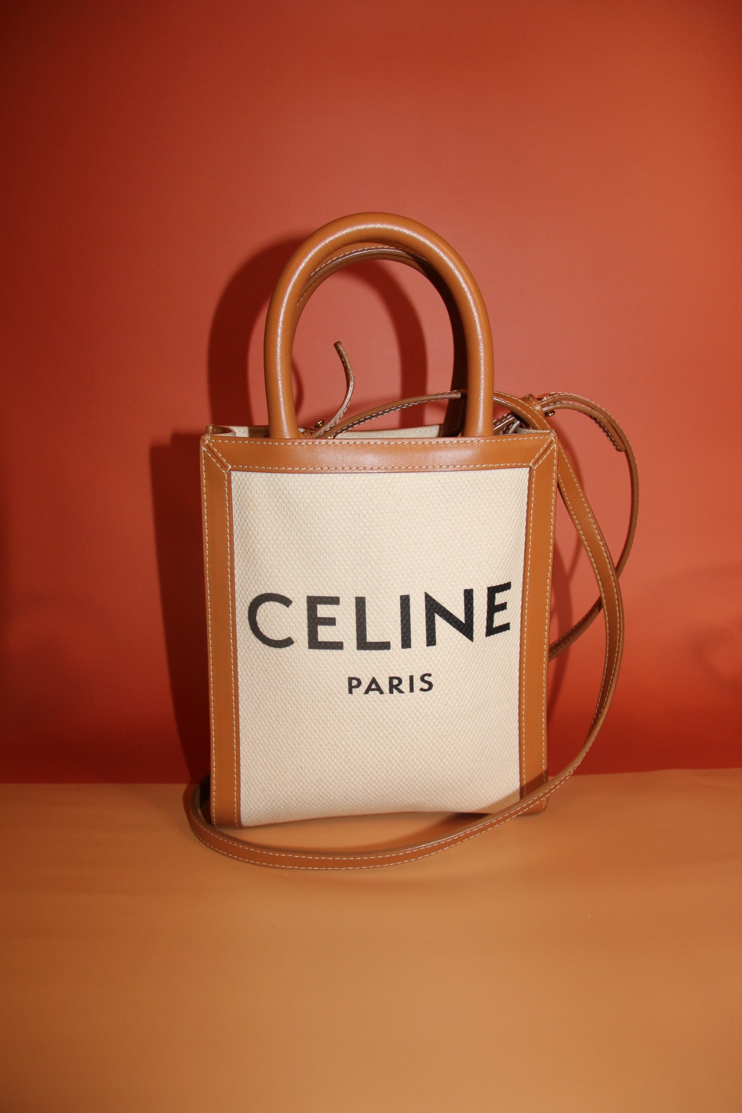 Sac CELINE modèle 'Cabas Vertical' en toile beige