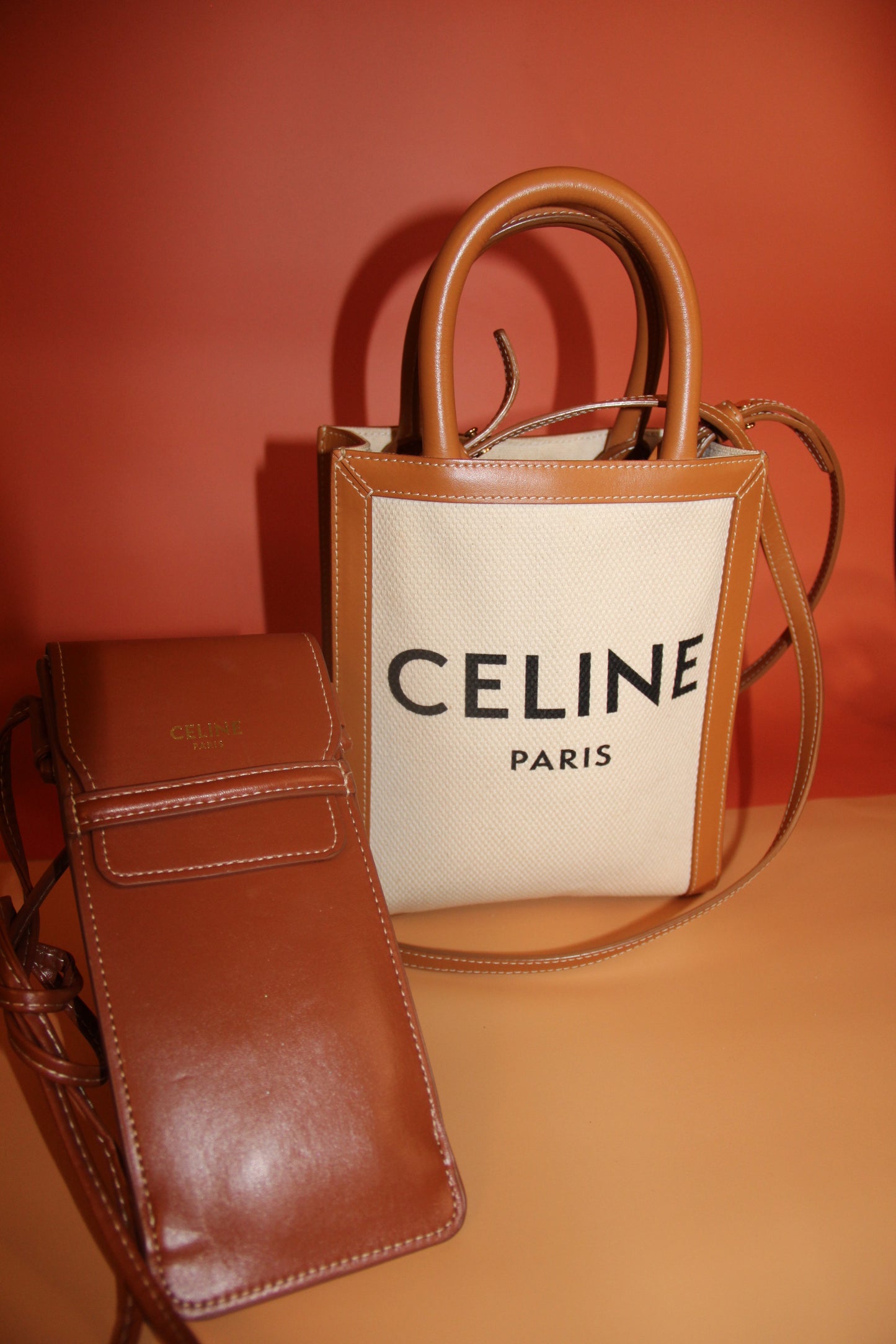 Sac CELINE modèle 'Cabas Vertical' en toile beige