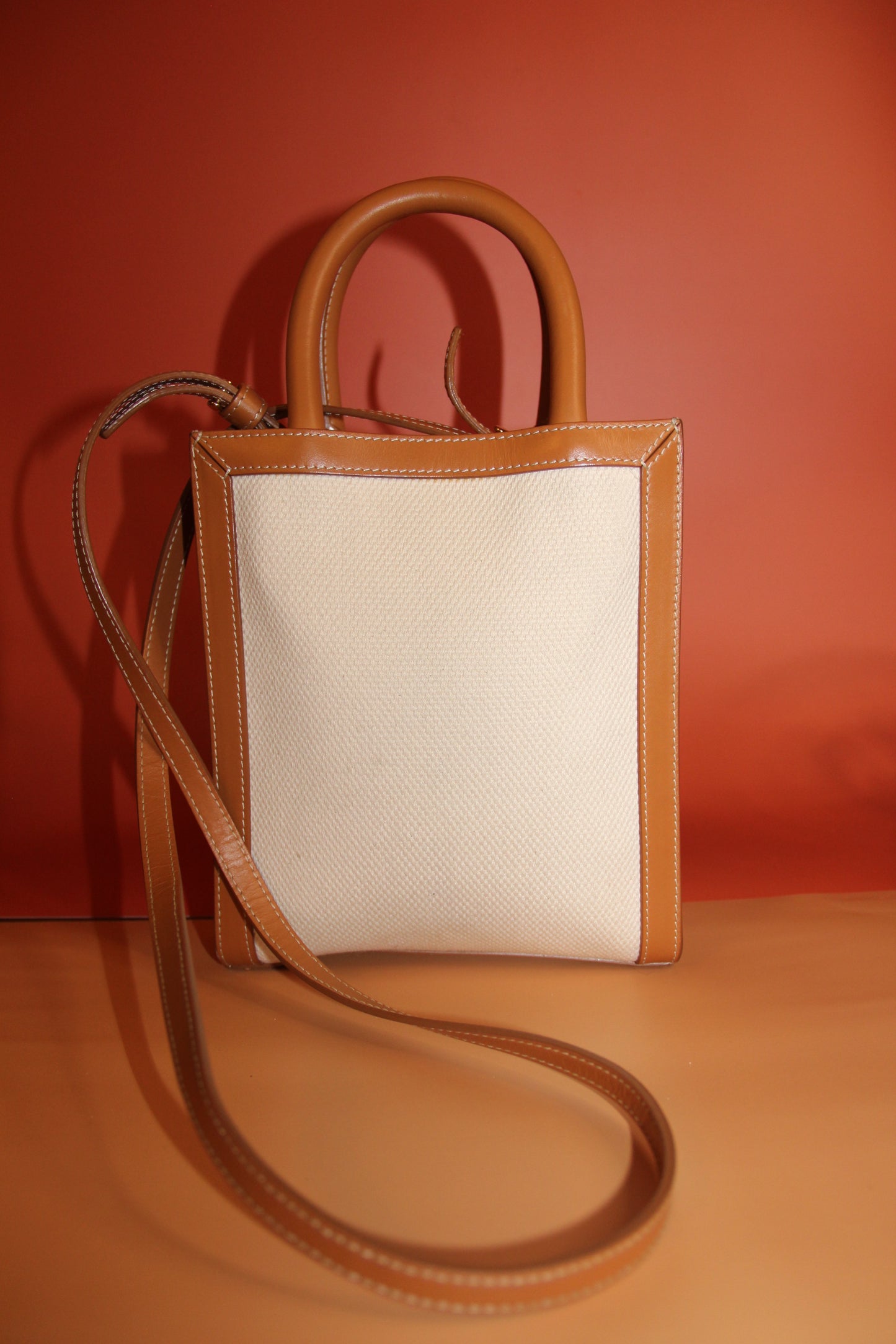 Sac CELINE modèle 'Cabas Vertical' en toile beige