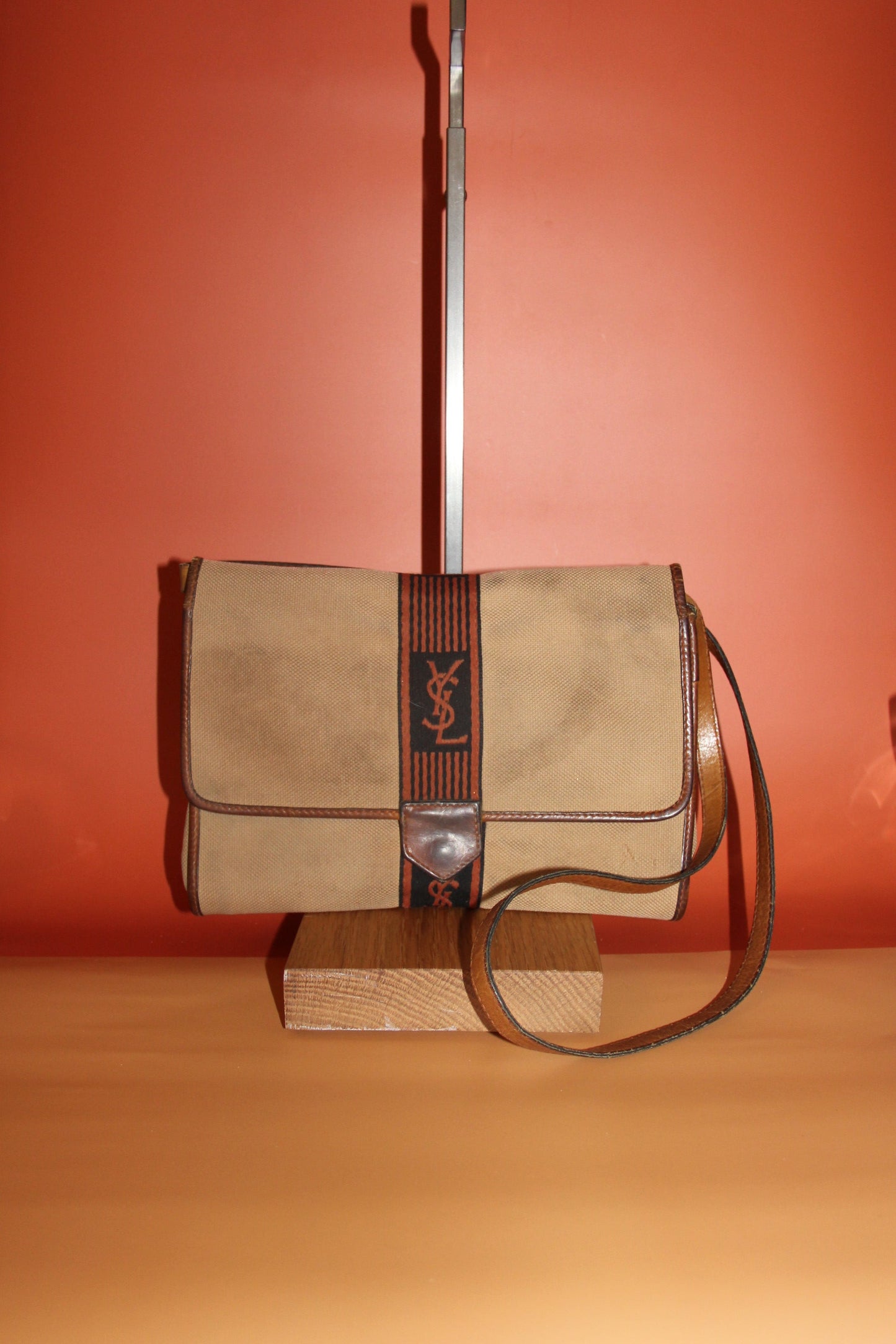 Sac bandoulière Yves Saint Laurent monogramme en toile beige