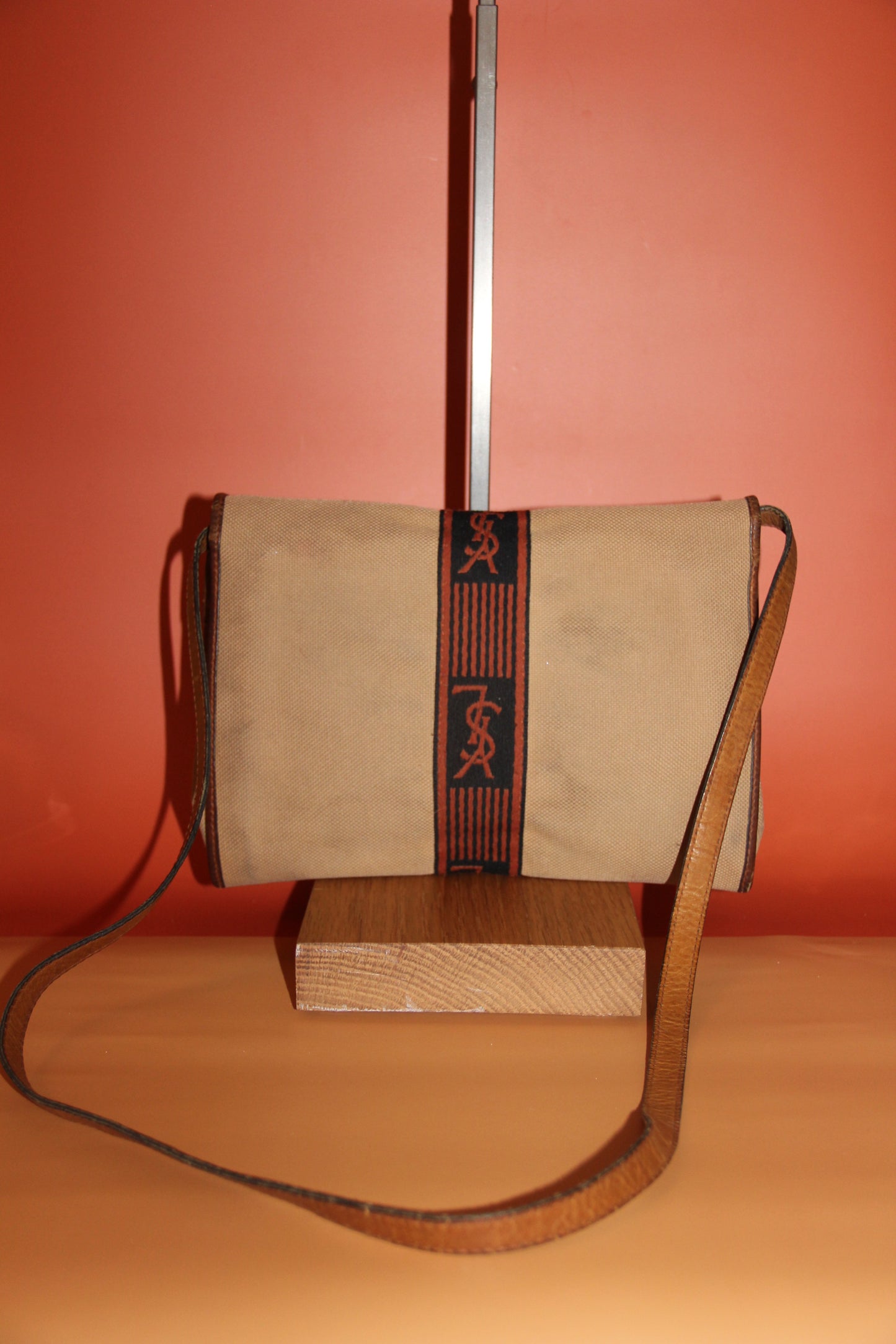 Sac bandoulière Yves Saint Laurent monogramme en toile beige