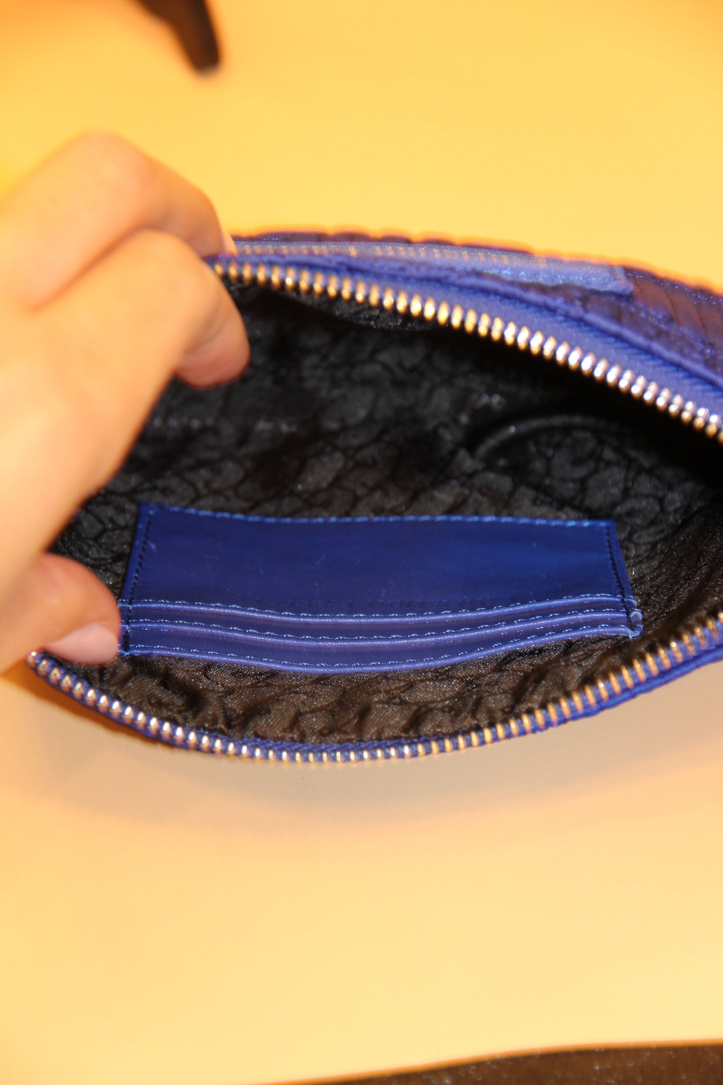 Pochette Christian Lacroix brodée bleu roi