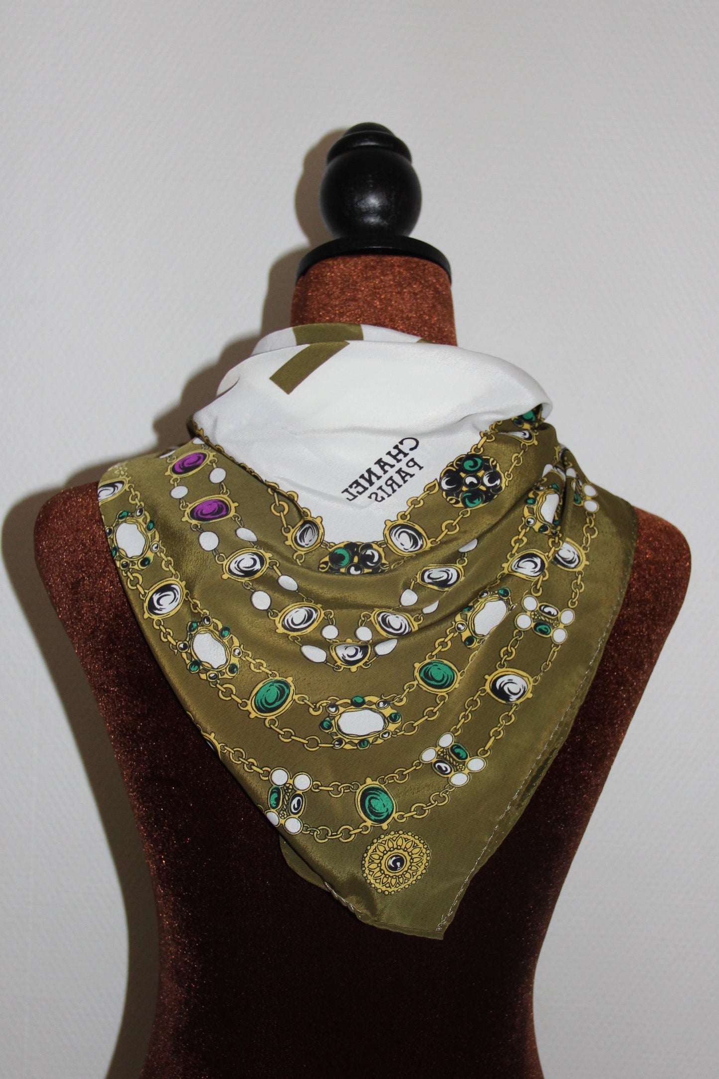 Foulard Chanel en soie 85cm motif à bijoux