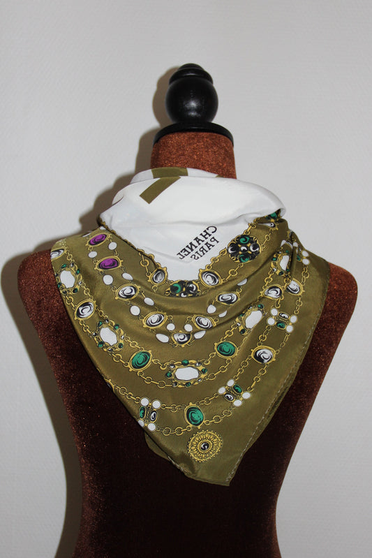 Foulard Chanel en soie 85cm motif à bijoux