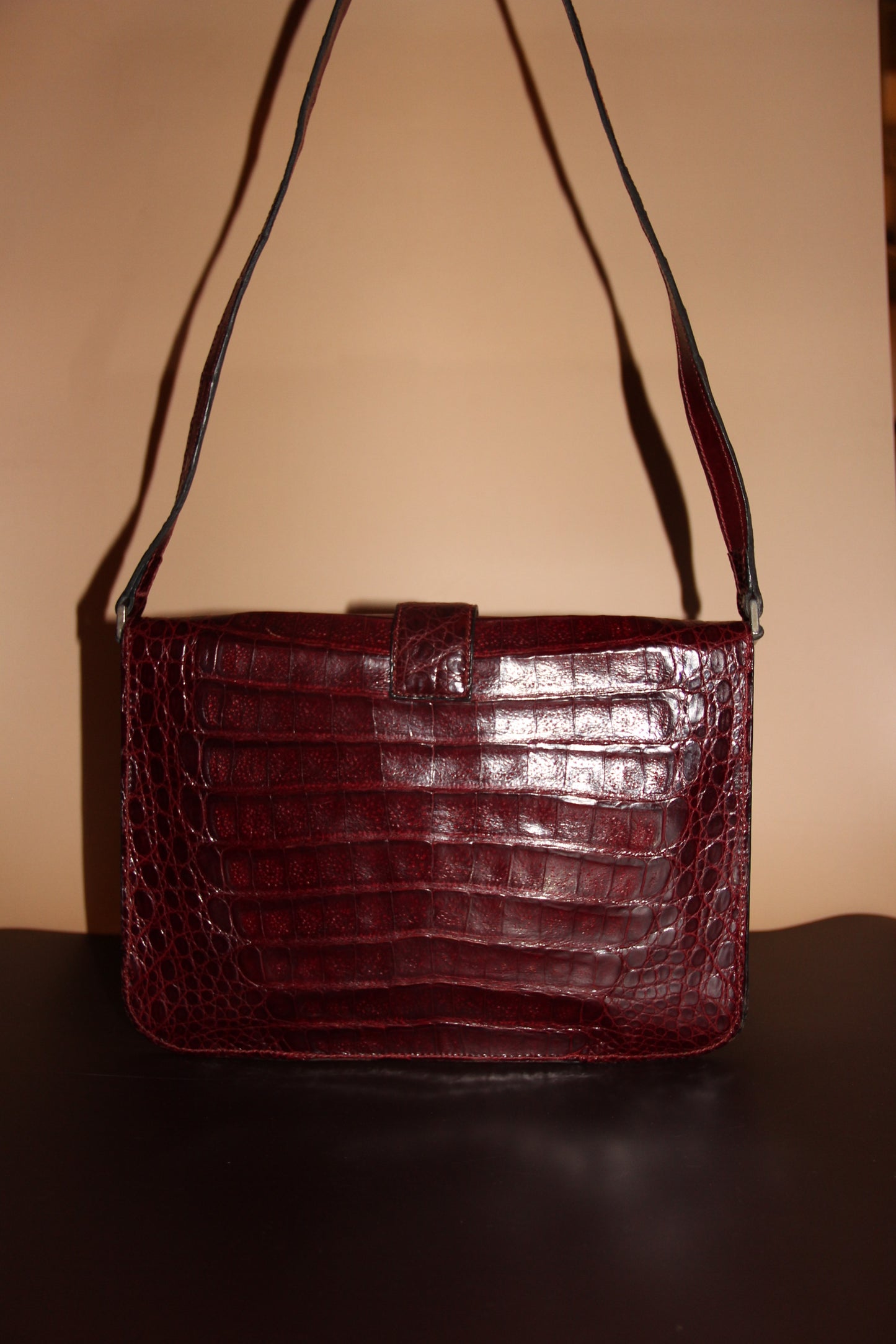 Sac ou pochette en croco caraïbes bordeaux vintage en parfait état