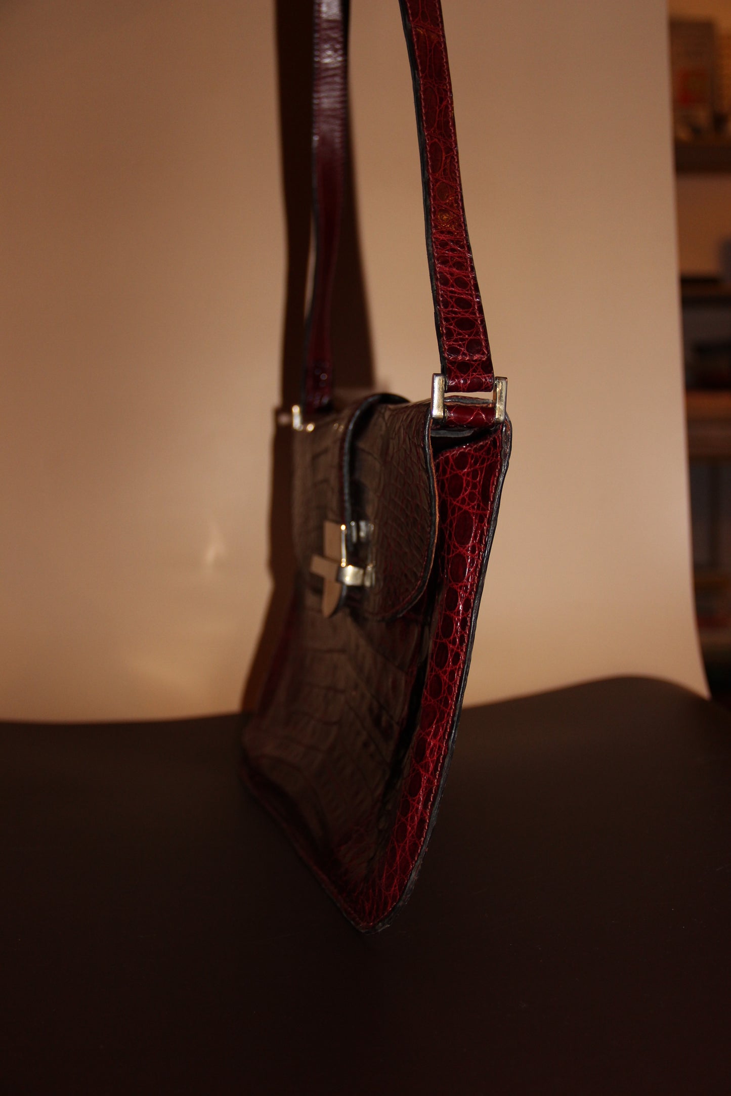 Sac ou pochette en croco caraïbes bordeaux vintage en parfait état
