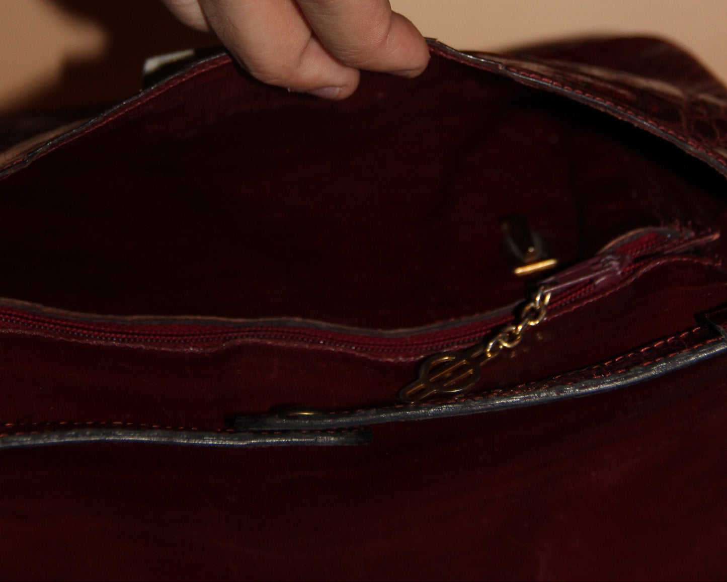 Sac ou pochette en croco caraïbes bordeaux vintage en parfait état