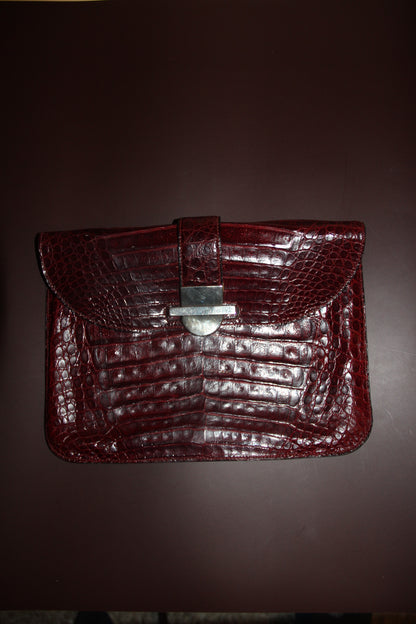 Sac ou pochette en croco caraïbes bordeaux vintage en parfait état