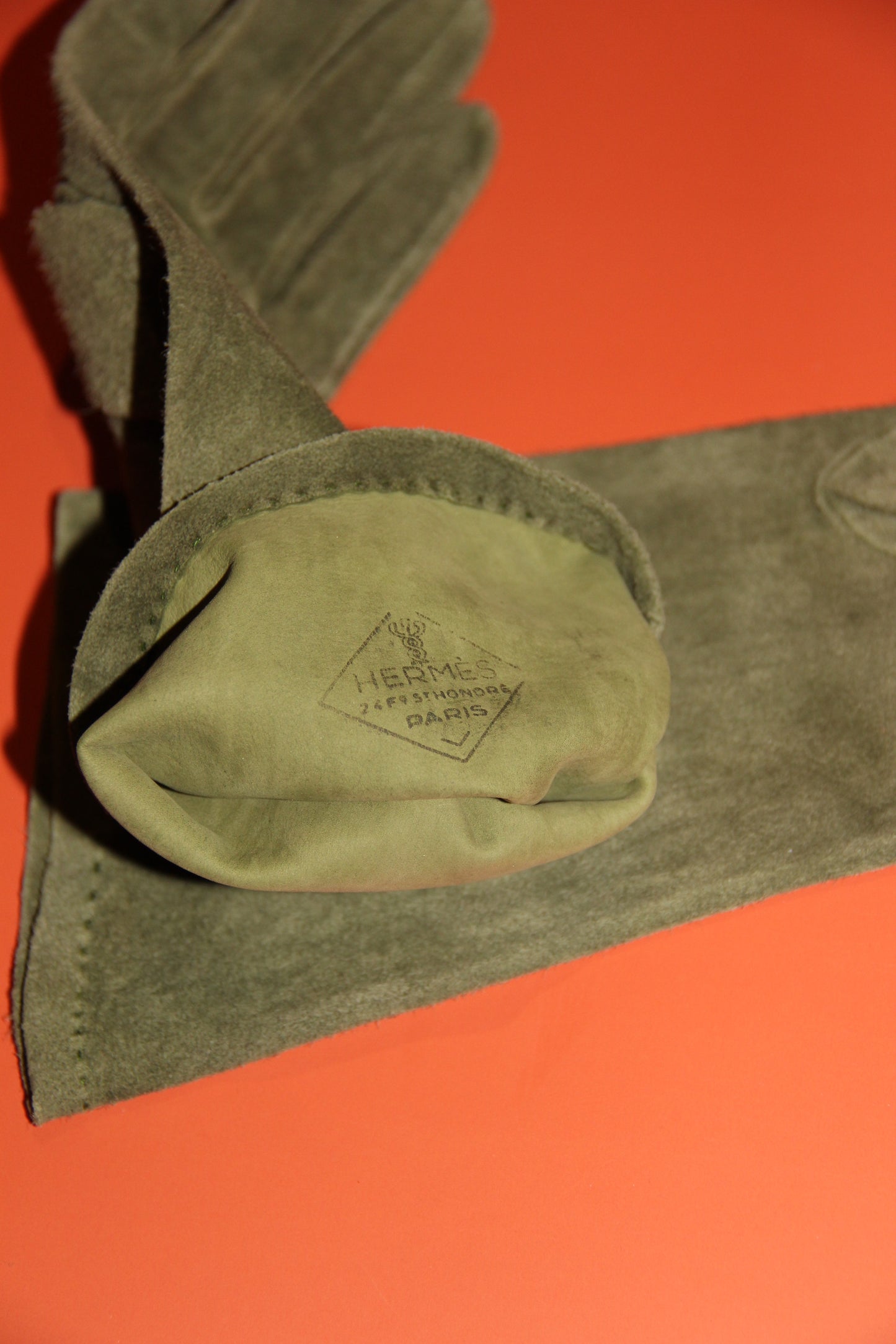 Lot Hermès : sac à main "Palonnier" + gants assortis kaki