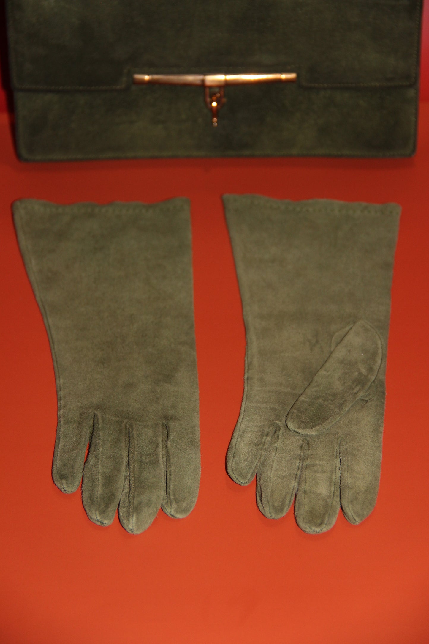 Lot Hermès : sac à main "Palonnier" + gants assortis kaki