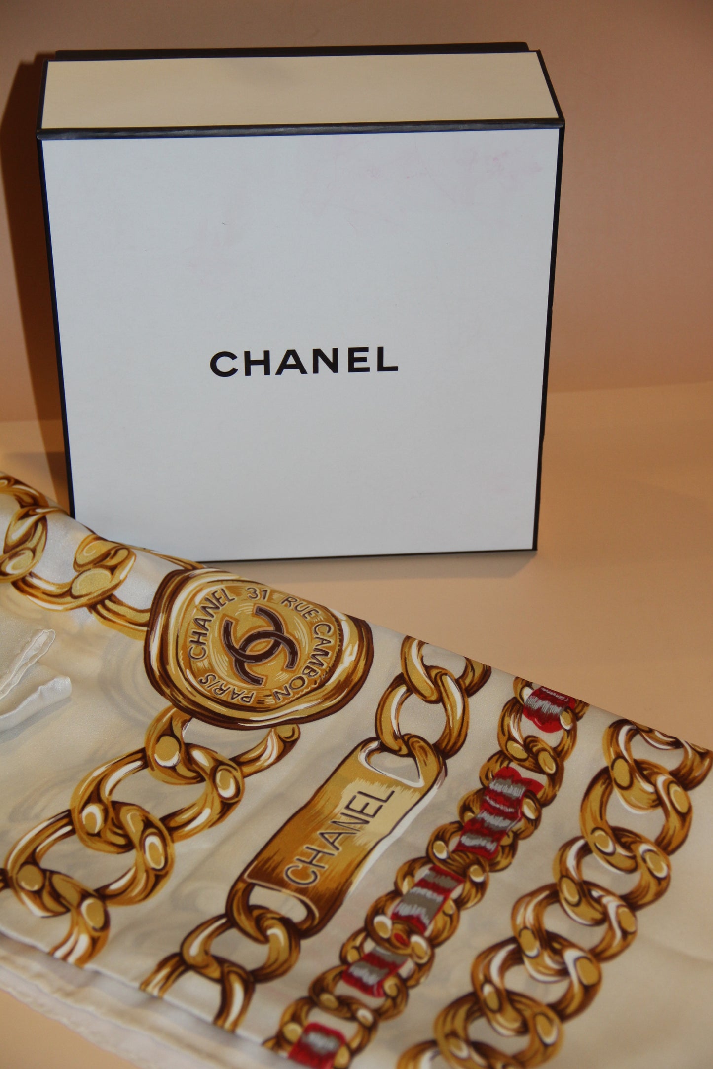 Carré Chanel en Soie Chaines & Double 'Chanel Rue Cambon'