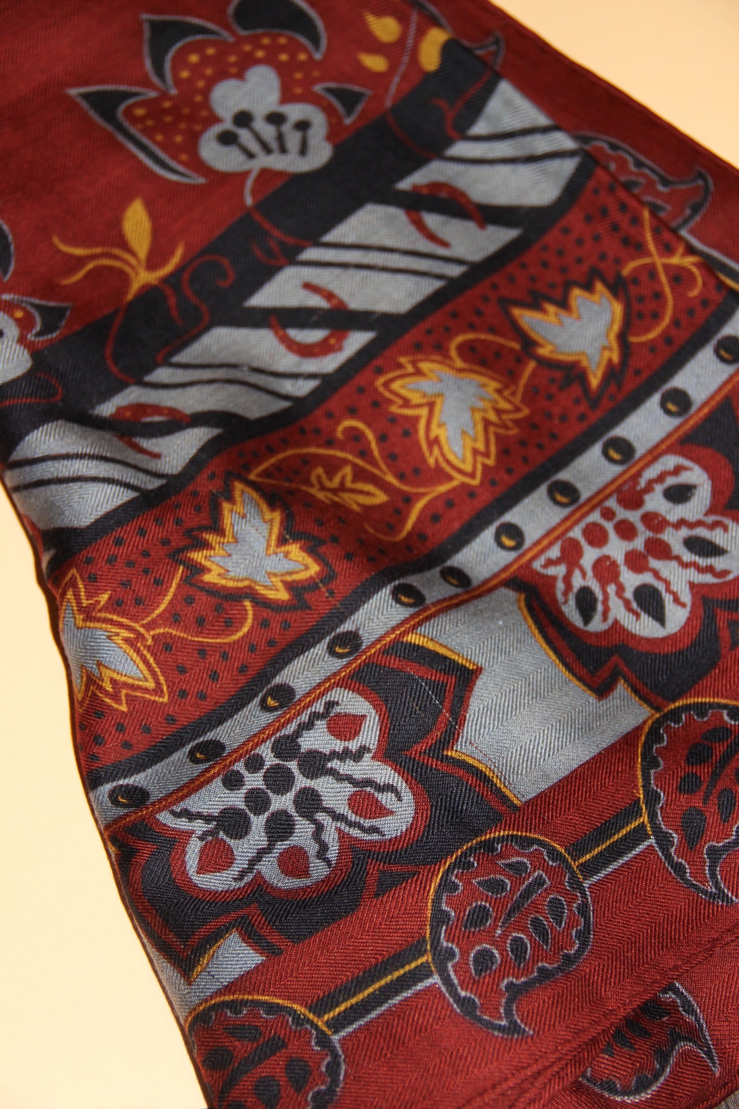 Grand Châle Hermès cachemire et soie sous Christine Henry