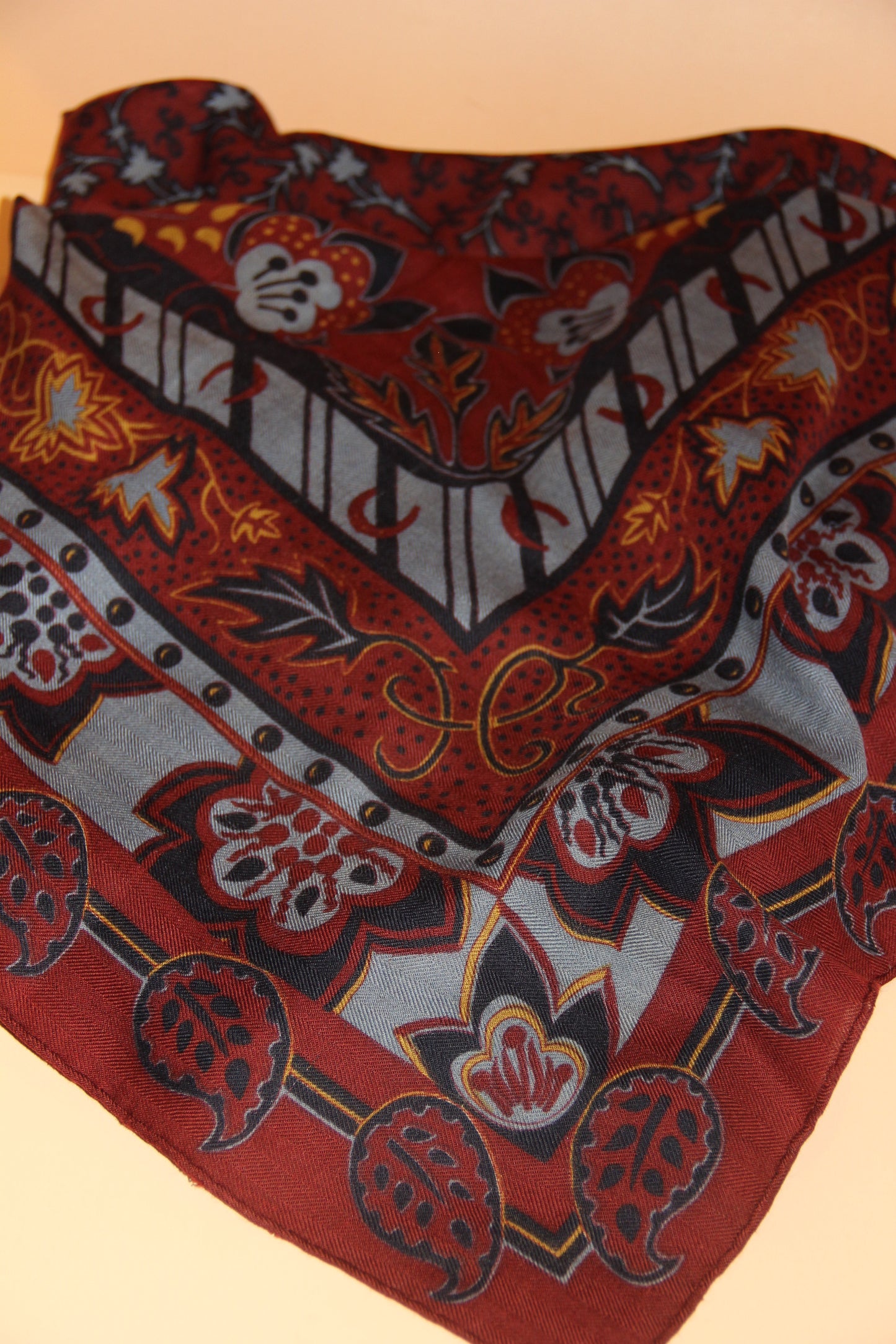 Grand Châle Hermès cachemire et soie sous Christine Henry