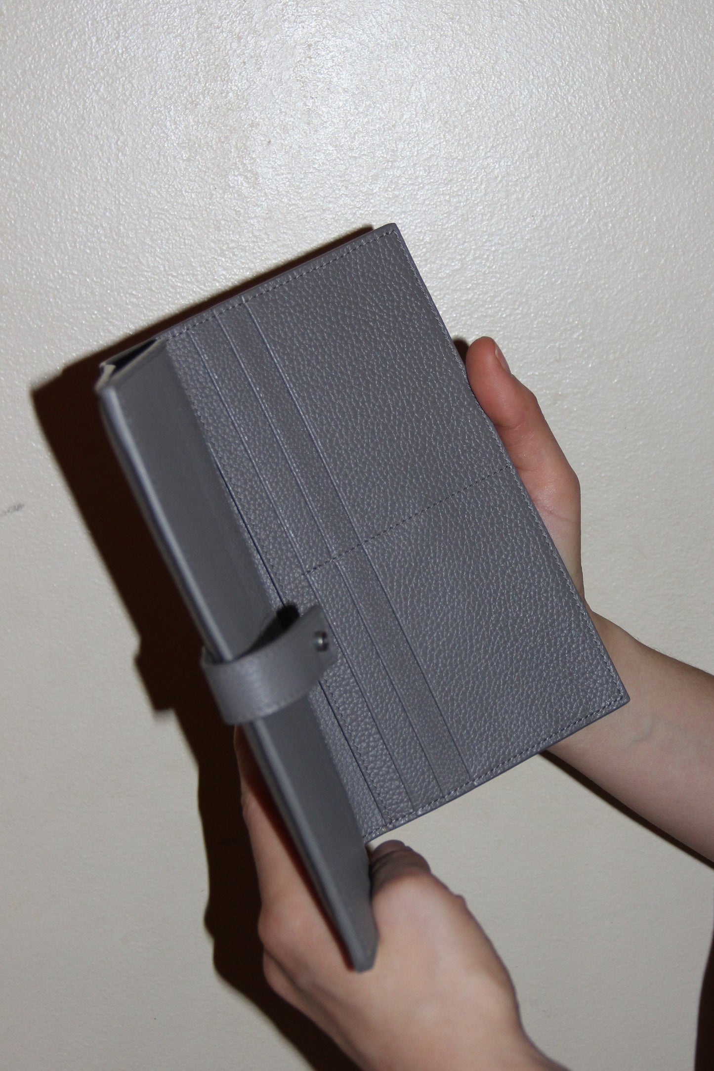 Portefeuille long en cuir grainé gris