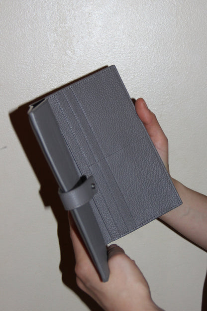 Portefeuille long en cuir grainé gris