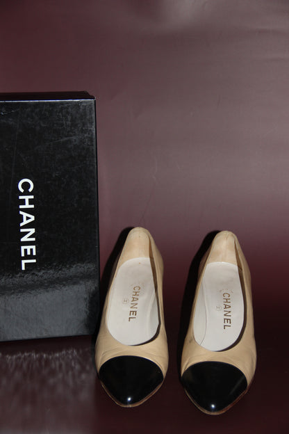 Beige Chanel pumps with black toes, size 38