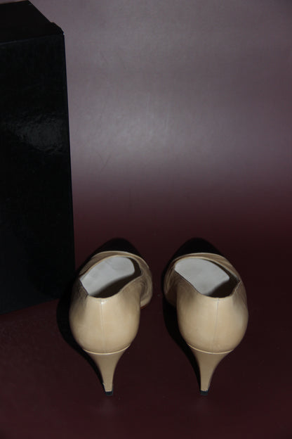 Beige Chanel pumps with black toes, size 38