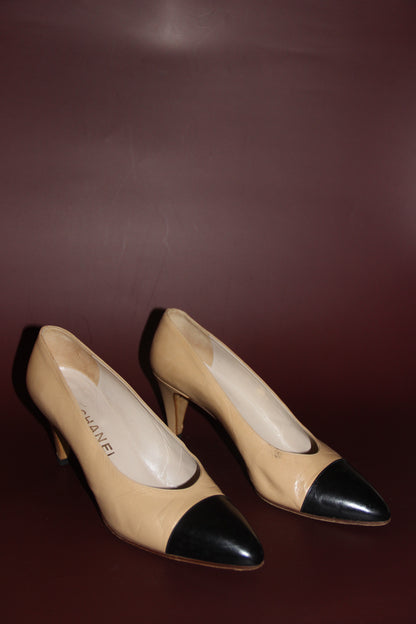 Beige Chanel pumps with black toes, size 38