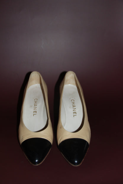 Beige Chanel pumps with black toes, size 38