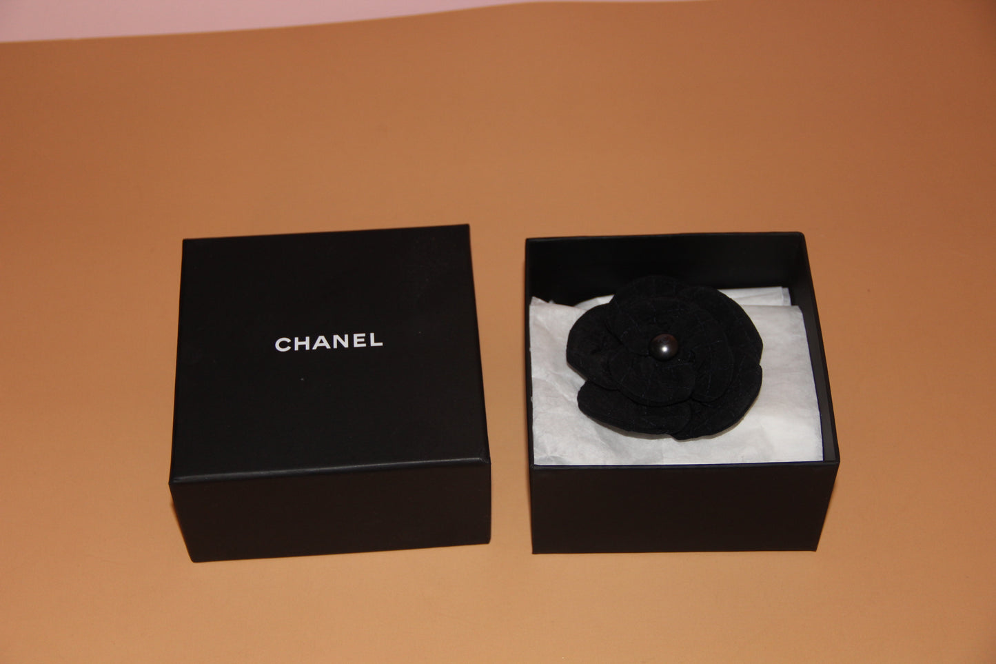 Broche Chanel camélia noire en tissu avec perle