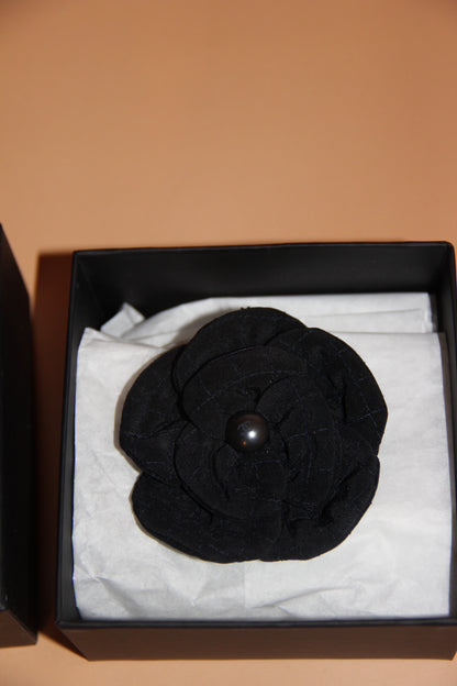 Broche Chanel camélia noire en tissu avec perle