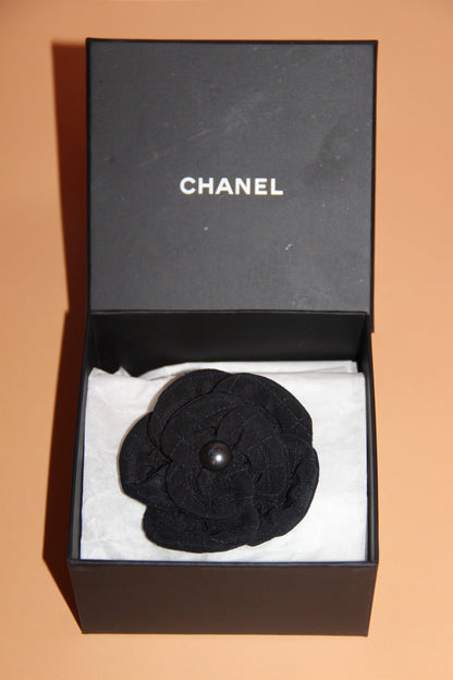 Broche Chanel camélia noire en tissu avec perle