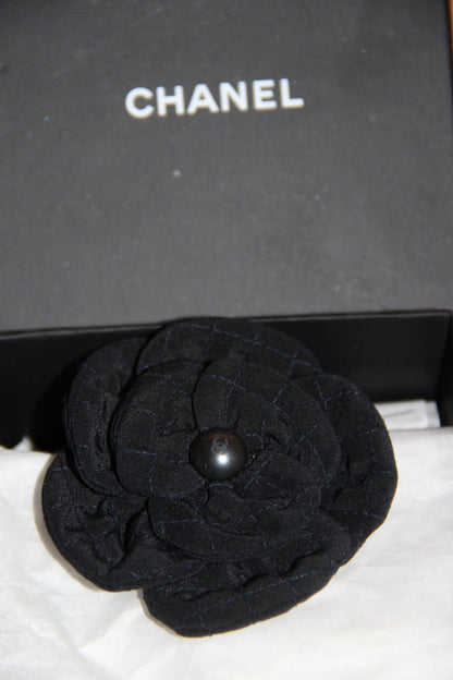 Broche Chanel camélia noire en tissu avec perle