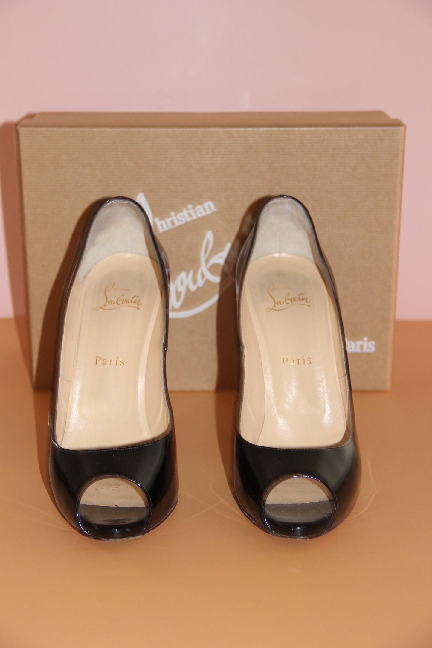 Escarpins Christian Louboutin verni noir peep toe T.39,5