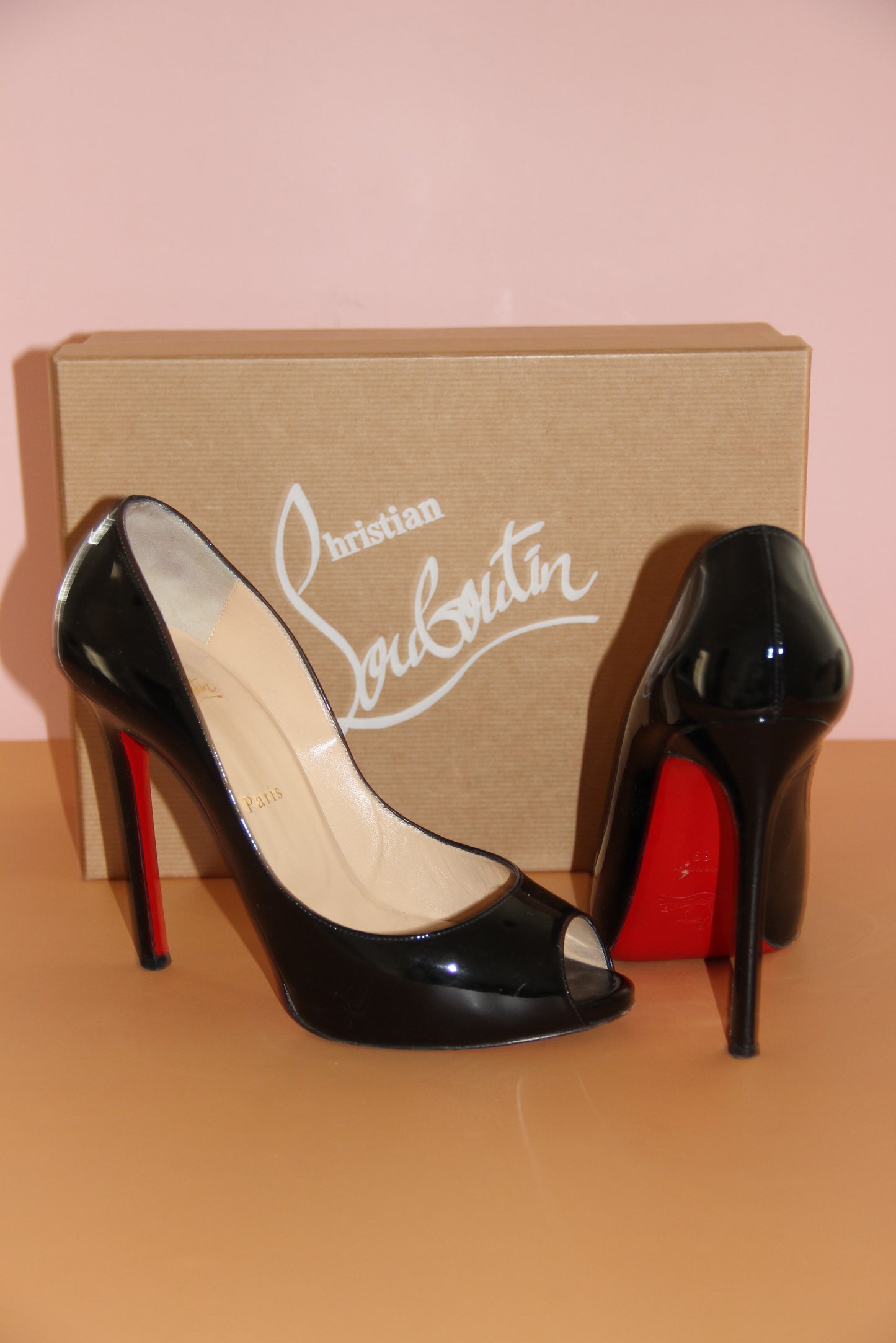 Escarpins Christian Louboutin verni noir peep toe T.39,5