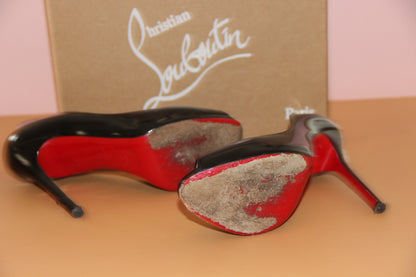 Escarpins Christian Louboutin verni noir peep toe T.39,5