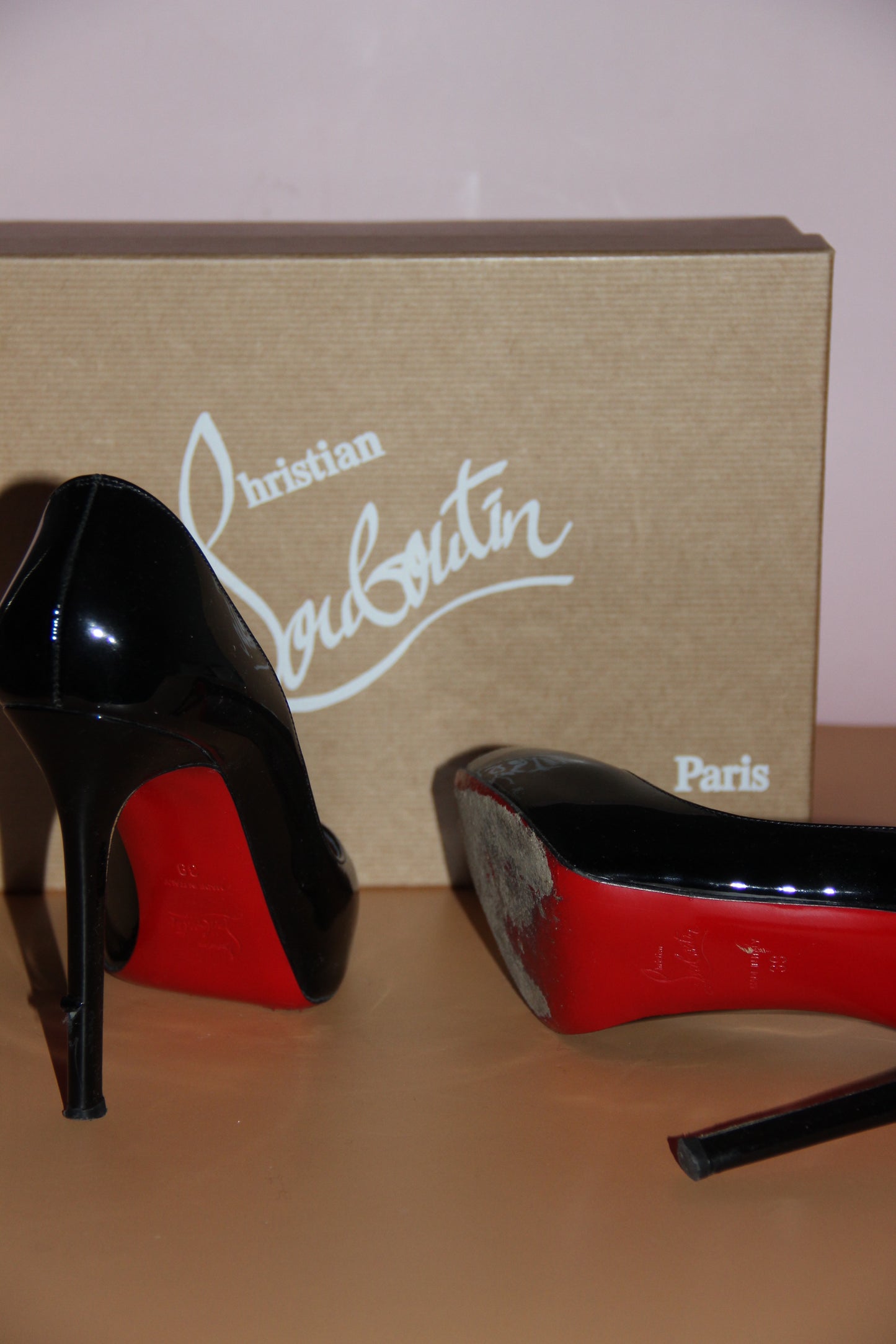 Escarpins Christian Louboutin verni noir peep toe T.39,5