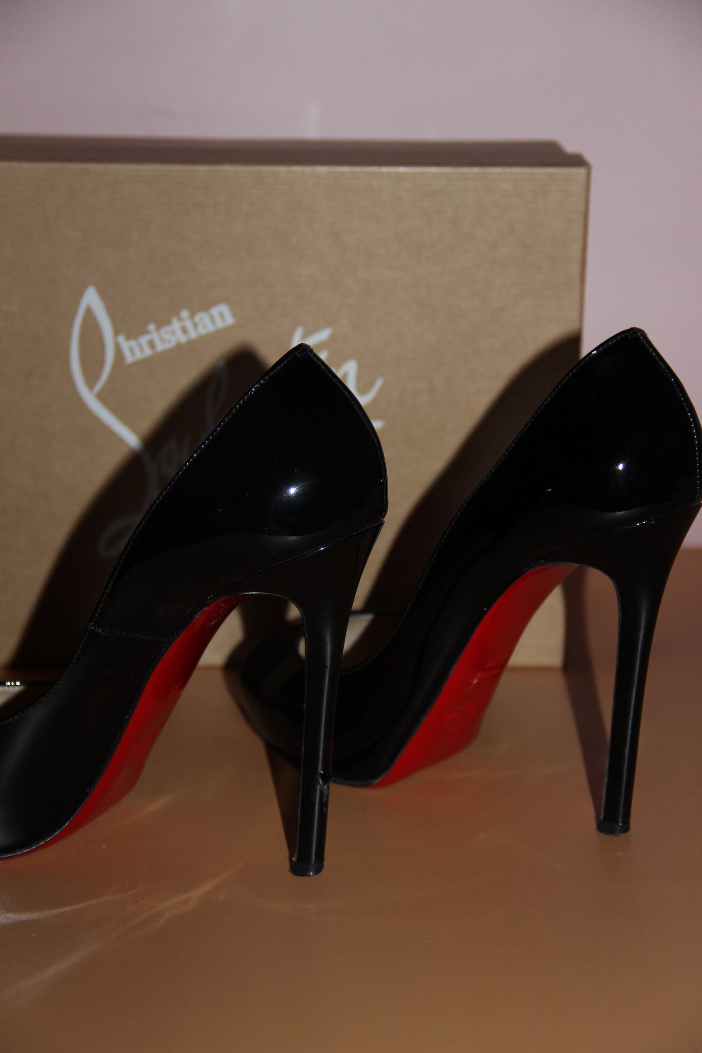 Escarpins Christian Louboutin verni noir peep toe T.39,5